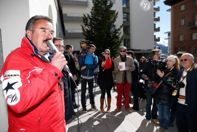 Mario Salis, Gemeinderatspraesident von St. Moritz, verkündet das Resultat zur Abstimmung über eine Kandidatur der Olympischen Winterspiele 2022, Graubünden Abstimmung Olympia