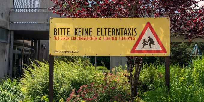 Bitte keine Elterntaxis: Transparent vor einem Schulareal. (Symbolbild) elterntaxis