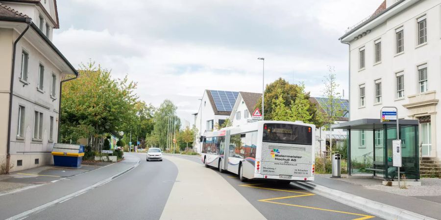 Busdurchfahrt auf der Tramstrasse in Suhr.