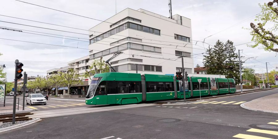 Ein Tram fährt auf der Hauptstrasse in Muttenz.