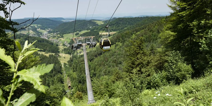 Blick von der Jurahöhe mit der Wasserfallen-Gondelbahn in Reigoldswil.