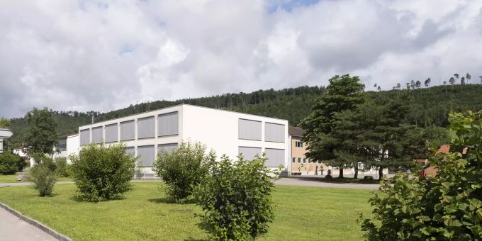 Die Sekundarschule in Zwingen am Friedhofweg 7. Die Sekundarschule in Zwingen am Friedhofweg 7.