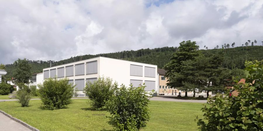Die Sekundarschule in Zwingen am Friedhofweg 7.