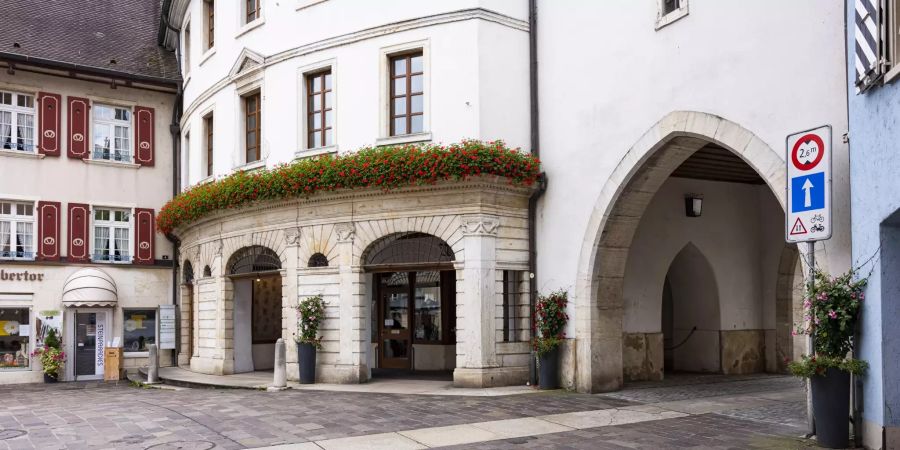 Ein Geschäftshaus in der historischen Altstadt am Obertor in Laufen.