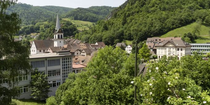 Blick vom Schlossweg in Waldenburg zur reformierten Kirche. Blick vom Schlossweg in Waldenburg zur reformierten Kirche.