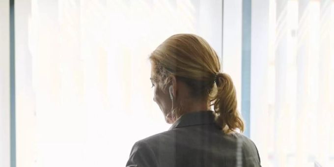 Eine Frau steht in einem Bürozimmer und hält ein Smartphone in der Hand. (Symbolbild). Foto: Annette Riedl/dpa Eine Frau steht in einem Bürozimmer und hält ein Smartphone in der Hand. (Symbolbild). Foto: Annette Riedl/dpa