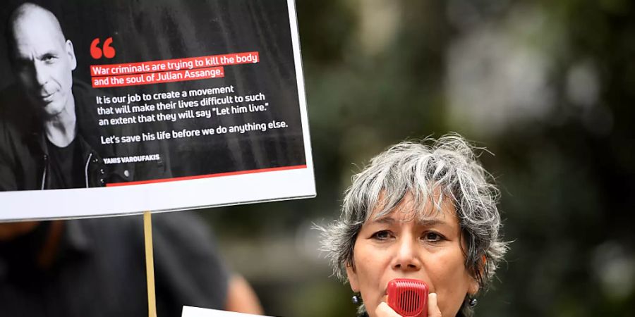 Protesters are seen during a rally concerning the trial of Australian publisher Julian Assange outside the offices of the UK Consulate in Sydney, Thursday, October 28, 2021. (AAP Image/Dan Himbrechts) NO ARCHIVING