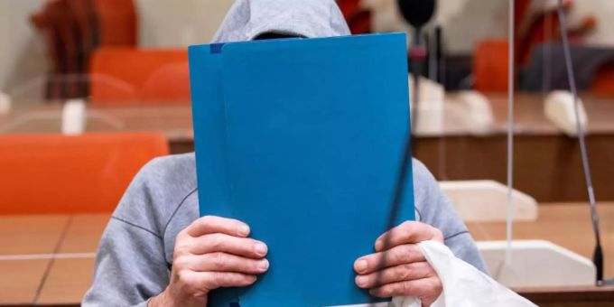Der wegen Mordes durch Unterlassen angeklagte Mann sitzt vor Prozessbeginn im Gerichtssaal. Foto: Sven Hoppe/dpa Der wegen Mordes durch Unterlassen angeklagte Mann sitzt vor Prozessbeginn im Gerichtssaal. Foto: Sven Hoppe/dpa