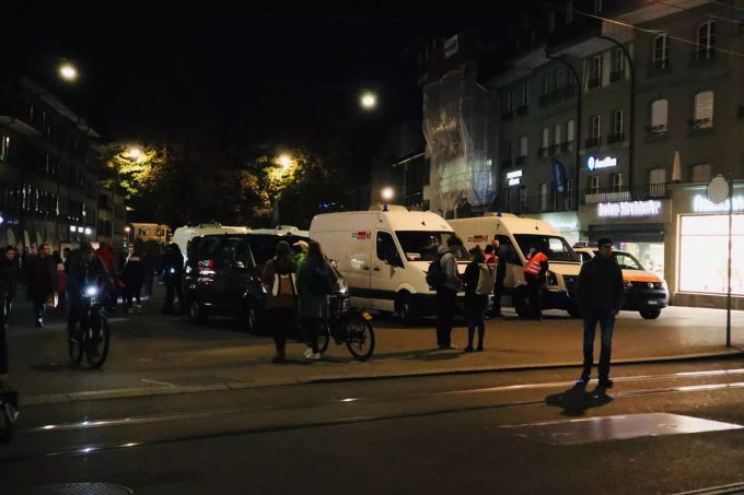 Die Polizei markierte am Donnerstagabend viel Präsenz in der Berner Innenstadt. bern