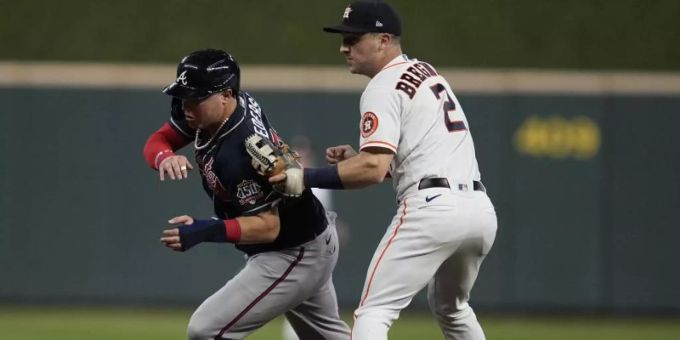 Der dritte Baseman der Houston Astros, Alex Bregman (r),gegen Joc Pederson von den Atlanta Braves. Foto: Ashley Landis/AP/dpa Der dritte Baseman der Houston Astros, Alex Bregman (r),gegen Joc Pederson von den Atlanta Braves. Foto: Ashley Landis/AP/dpa