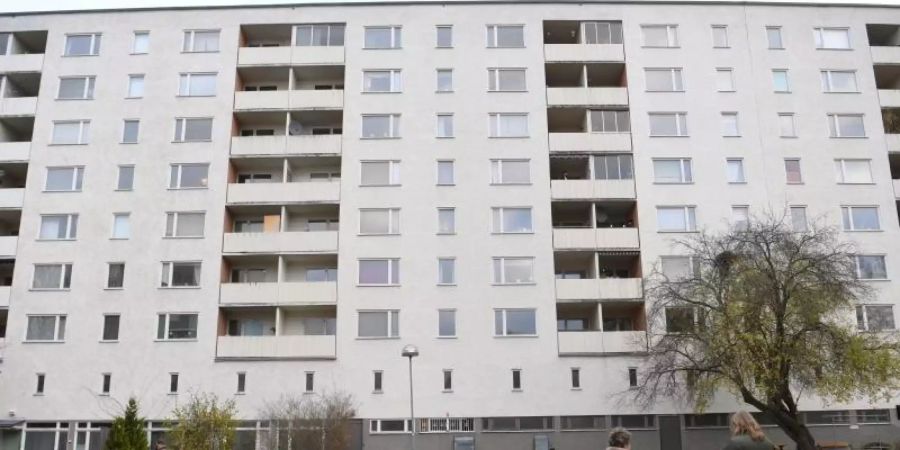 Ein Wohnblock in Hässelby: Die Polizei vermutet, dass die Kinder aus grosser Höhe gefallen sind. Foto: Fredrik Sandberg/TT News Agency/AP/dpa