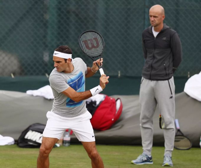 Roger Federer trainiert unter den Augen von Coach Ivan Ljubicic. (Archivbild) Roger Federer