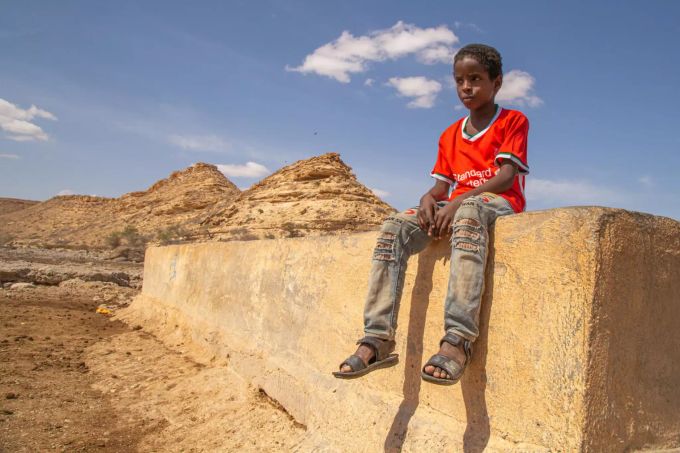 Noch immer haben Millionen Kinder keinen Zugang zu Bildung. Für sie ist es schwierig, aus dem Kreislauf der Armut auszubrechen. Afrikanischer Junge