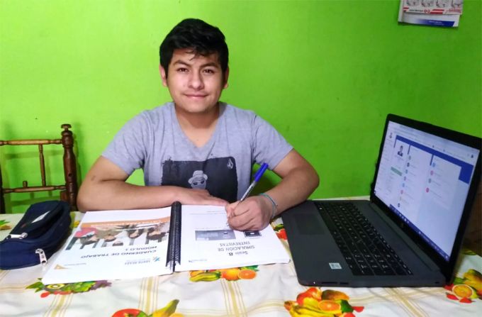 Seine Meerschweinchenzucht ermöglicht Alex den Universitätsbesuch. Junge in Peru