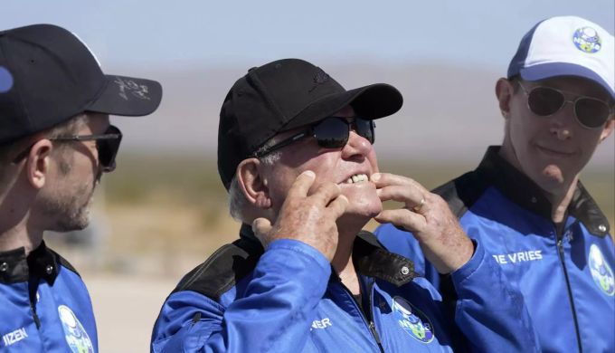 William Shatner nach dem Flug ins All. raumschiff enterprise