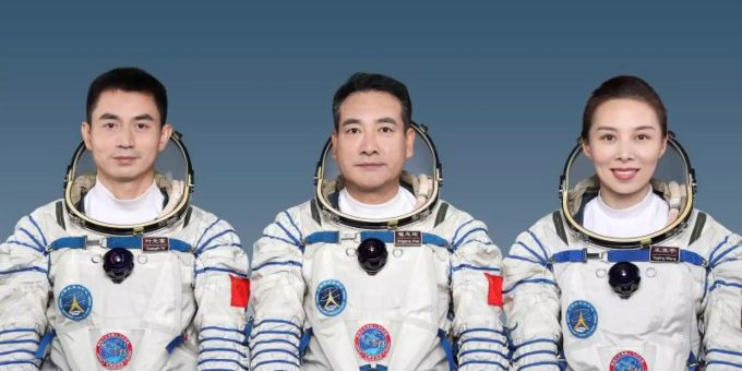 Die chinesischen Astronauten Ye Guangfu, Zhai Zhigang und Wang Yaping (v.l.n.r.). Foto: XinHua/dpa Die chinesischen Astronauten Ye Guangfu, Zhai Zhigang und Wang Yaping (v.l.n.r.). Foto: XinHua/dpa