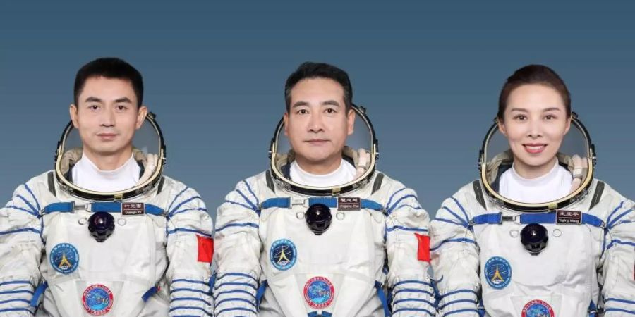 Die chinesischen Astronauten Ye Guangfu, Zhai Zhigang und Wang Yaping (v.l.n.r.). Foto: XinHua/dpa