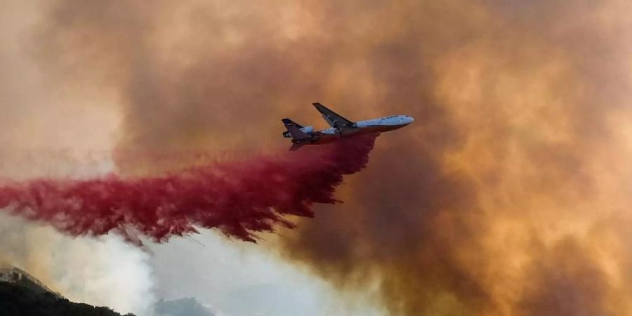 Ein Tankflugzeug in Kalifornien im Einsatz gegen das Feuer. Foto: Ringo H.W. Chiu/AP/dpa