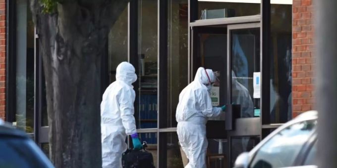 Beamte der Spurensicherung sind am Tatort im Einsatz. Foto: Nick Ansell/PA Wire/dpa Beamte der Spurensicherung sind am Tatort im Einsatz. Foto: Nick Ansell/PA Wire/dpa