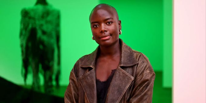 15.09.2021, Berlin: Künstlerin Sandra Mujinga steht beim Presserundgang der Shortlist-Ausstellung «Preis der Nationalgalerie 2021» im Hamburger Bahnhof – Museum für Gegenwart vor einem ihrer Werke. Shortlist-Ausstellung Preis der Nationalgalerie 2021