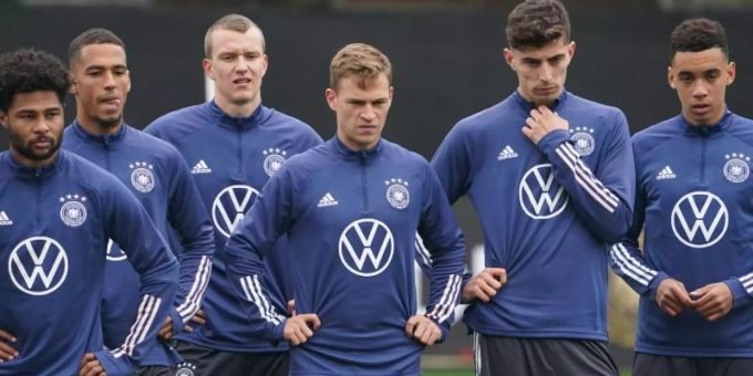 Deutschland bestreitet gegen Rumänien das 982. Länderspiel: Serge Gnabry (l-r), Thilo Kehrer, Lukas Klostermann, Joshua Kimmich, Kai Havertz und Jamal Musiala beim Training. Foto: Marcus Brandt/dpa Deutschland bestreitet gegen Rumänien das 982. Länderspiel: Serge Gnabry (l-r), Thilo Kehrer, Lukas Klostermann, Joshua Kimmich, Kai Havertz und Jamal Musiala beim Training. Foto: Marcus Brandt/dpa