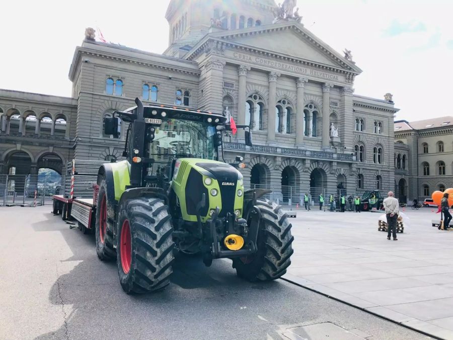 Per Traktor wird der Zaun zum Schutz des Bundeshauses auf den Bundesplatz geliefert.