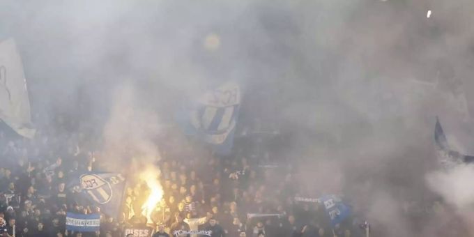 FCZ-Fans zünden beim Spiel gegen den FC Basel vom 30. Oktober 2021 Feuerwerkskörper. stichwaffe