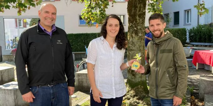 Zur 100-Jahre-Feier wurde allen Mitgliedern eine Überraschung übergeben (v.l.): Urs Plüss, Grossrat, Claudia Schürch und Manuel Dätwyler. EVP Zofingen Urs Plüss