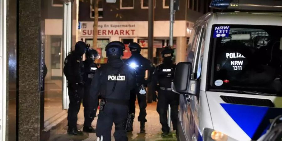 Grossrazzia in Gelsenkirchen. Bei einem grossen Einsatz gegen die Drogenkriminalität hat die Polizei in NRW insgesamt elf Objekte in mehreren Städten durchsucht. Foto: Justin Brosch/dpa