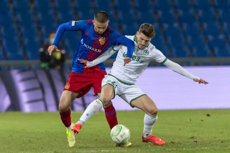 FCB-Angreifer Edon Zhegrova (l.) im Duell mit Marinos Tzionis (r.).