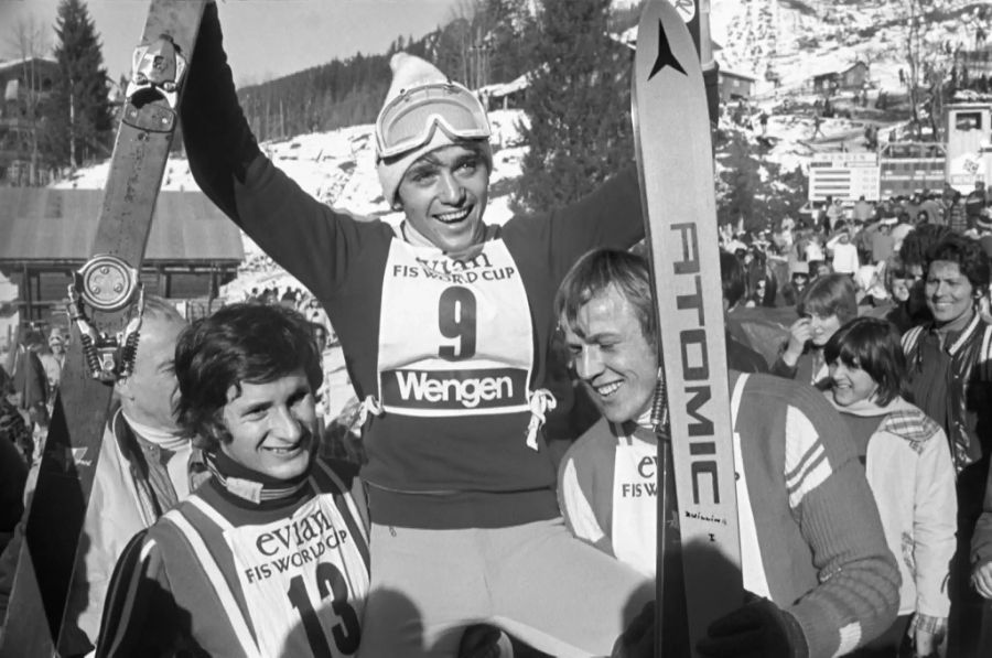 Hier feiert er seinen Sieg im Slalom am Lauberhorn in Wengen.