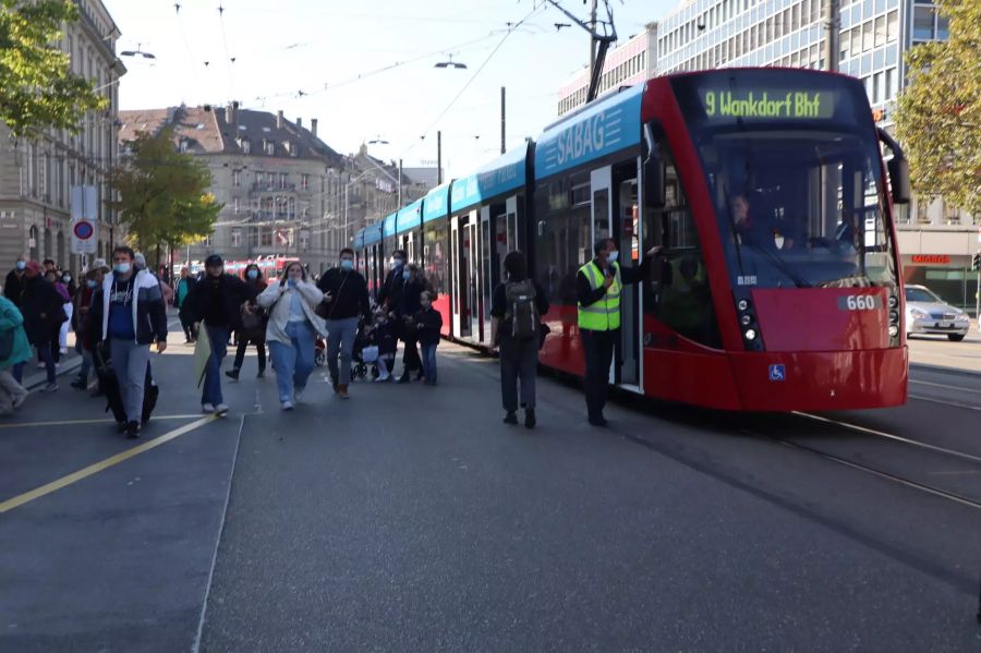 Wegen der Demonstration kam es zu Störungen beim Betrieb von «Bern Mobil». Da dieses Tram nicht weiterkam, mussten die Passagiere beim Bahnhof aussteigen.