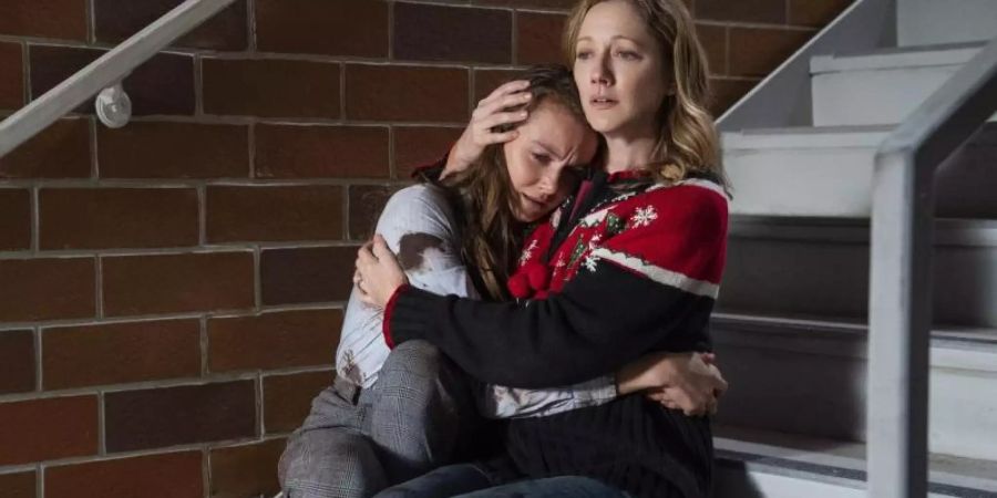 Andi Matichak (l) als Allyson und Judy Greer als Karen in einer Szene des Films "Halloween Kills". Foto: -/Universal Pictures/dpa