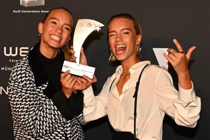 Lisa (l.) und Lena posieren beim Audi Generation Award 2021 mit ihrem Preis. Zusammen mit Moderator Kai Pflaume standen sie für ein kurzes Tanz-Video vor der Kamera. Kai Pflaume