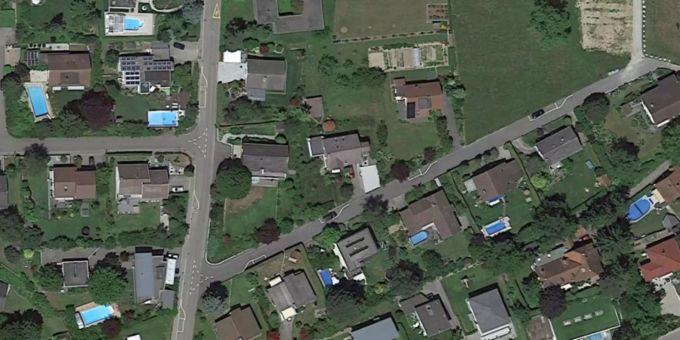 Frankreichs Behörden fahnden jetzt mit Satellitenbildern nach Swimmingpools. Swimmingpools
