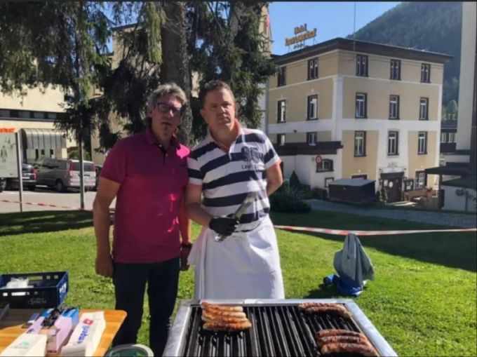 Guido Dachauer (links) und Cyrill Ackermann beim Bratwurst- und Cervelat-Stand an der Wahlkampfveranstaltung der SVP Davos. SVP Davos