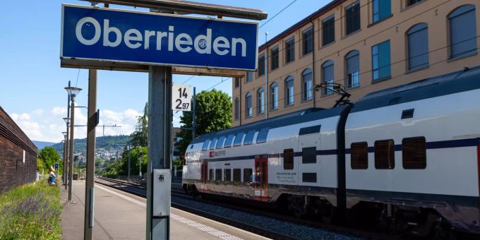 Bahnhofsschild Oberrieden. Bahnhofsschild Oberrieden.