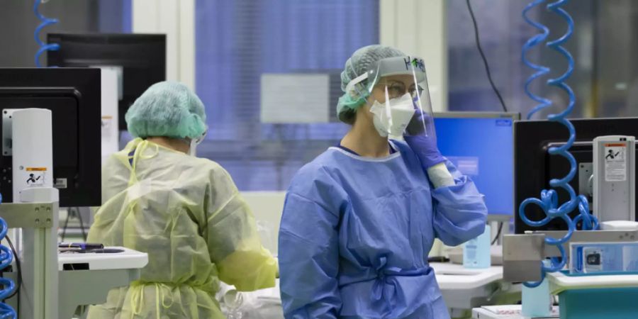 Die Covid-19-Pandemie hatte tiefgreifende Auswirkungen auf die Spitalstatisiken: Es gab weniger stationäre und mehr ambulante Behandlungen und den Spitälern entstanden hohe Kosten durch das vom Bund verordnete Freihalten von Kapazitäten (Symbolbild).