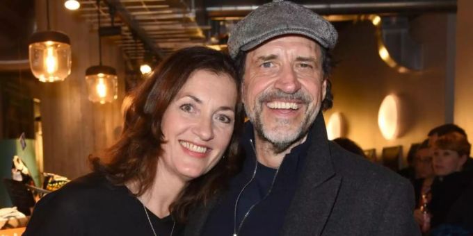 Der Schauspieler Helmfried Graf von Lüttichau mit seiner Ehefrau Gabriela Raible. Foto: Ursula Düren/dpa Der Schauspieler Helmfried Graf von Lüttichau mit seiner Ehefrau Gabriela Raible. Foto: Ursula Düren/dpa