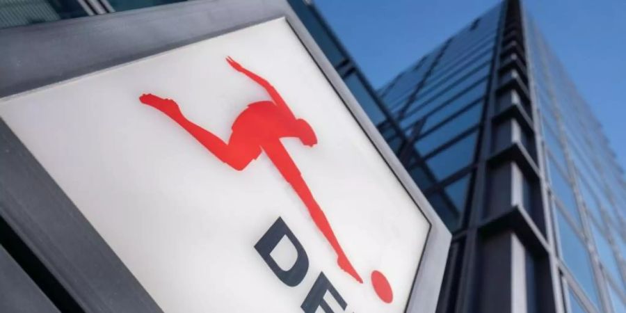 Das Logo der Deutschen Fussball Liga (DFL) am Eingang zur Zentrale. Foto: Frank Rumpenhorst/dpa