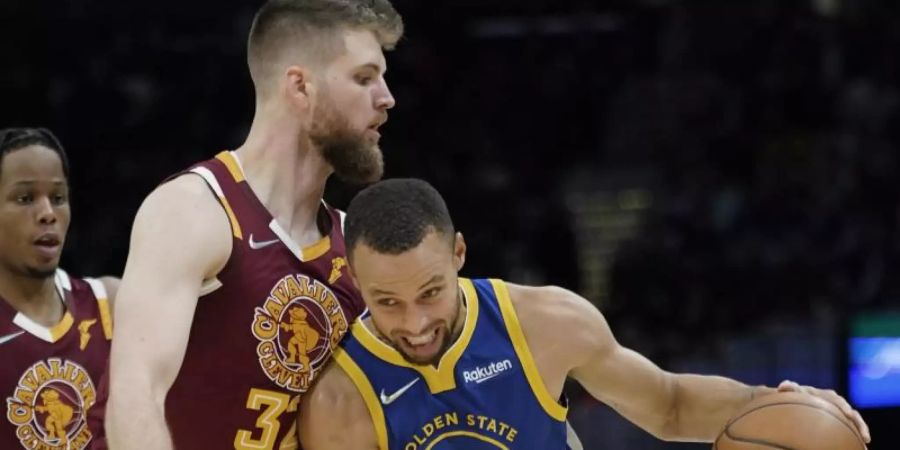 Dean Wade (l) von den Cleveland Cavaliers gegen Stephen Curry (r) von den Golden State Warriors. Foto: Tony Dejak/AP/dpa