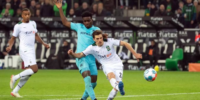 Jonas Hofmann (re.) trifft zum 4:0 für Borussia Mönchengladbach gegen Greuther Fürth in der Bundesliga. Bundesliga Gladbach Fürth