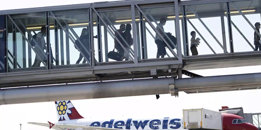 Im Oktober sind deutlich mehr Menschen über den Flughafen Zürich gereist als noch im vergangenen Jahr. Allerdings waren es nur etwa halb so viele wie vor Ausbruch der Pandemie im Oktober 2019.(Archivbild)