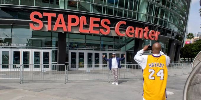 Tourist vor dem Staples Center 2021 Tourist vor dem Staples Center 2021