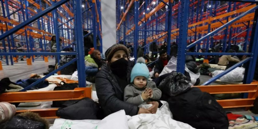 Migranten in einem Logistikzentrum in Belarus