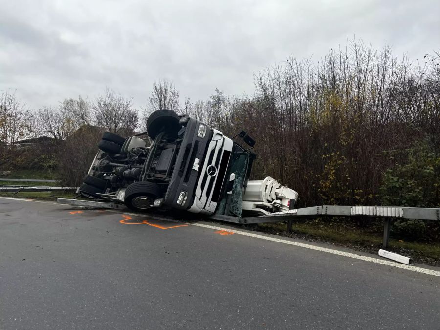 Der Lkw landete auf der Seite.