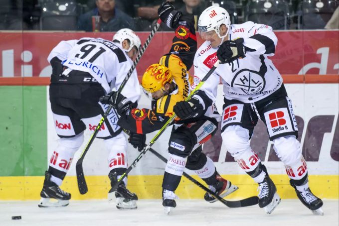 Dominik Kahun (m.) ist derzeit der beste Skorer des SCB. SCB