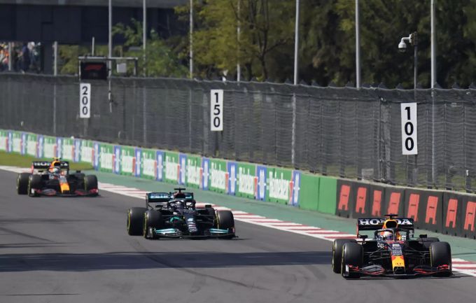 Lewis Hamilton sieht beim GP von Mexiko nur das Heck von Max Verstappen. Lewis Hamilton