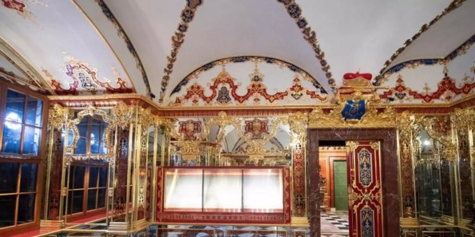 Die bei dem Einbruch beschädigte Vitrine im Juwelenzimmer im Historischen Grünen Gewölbe im Dresdner Schloss. Foto: Sebastian Kahnert/dpa-Zentralbild/dpa Die bei dem Einbruch beschädigte Vitrine im Juwelenzimmer im Historischen Grünen Gewölbe im Dresdner Schloss. Foto: Sebastian Kahnert/dpa-Zentralbild/dpa