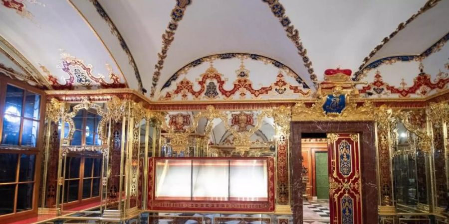 Die bei dem Einbruch beschädigte Vitrine im Juwelenzimmer im Historischen Grünen Gewölbe im Dresdner Schloss. Foto: Sebastian Kahnert/dpa-Zentralbild/dpa